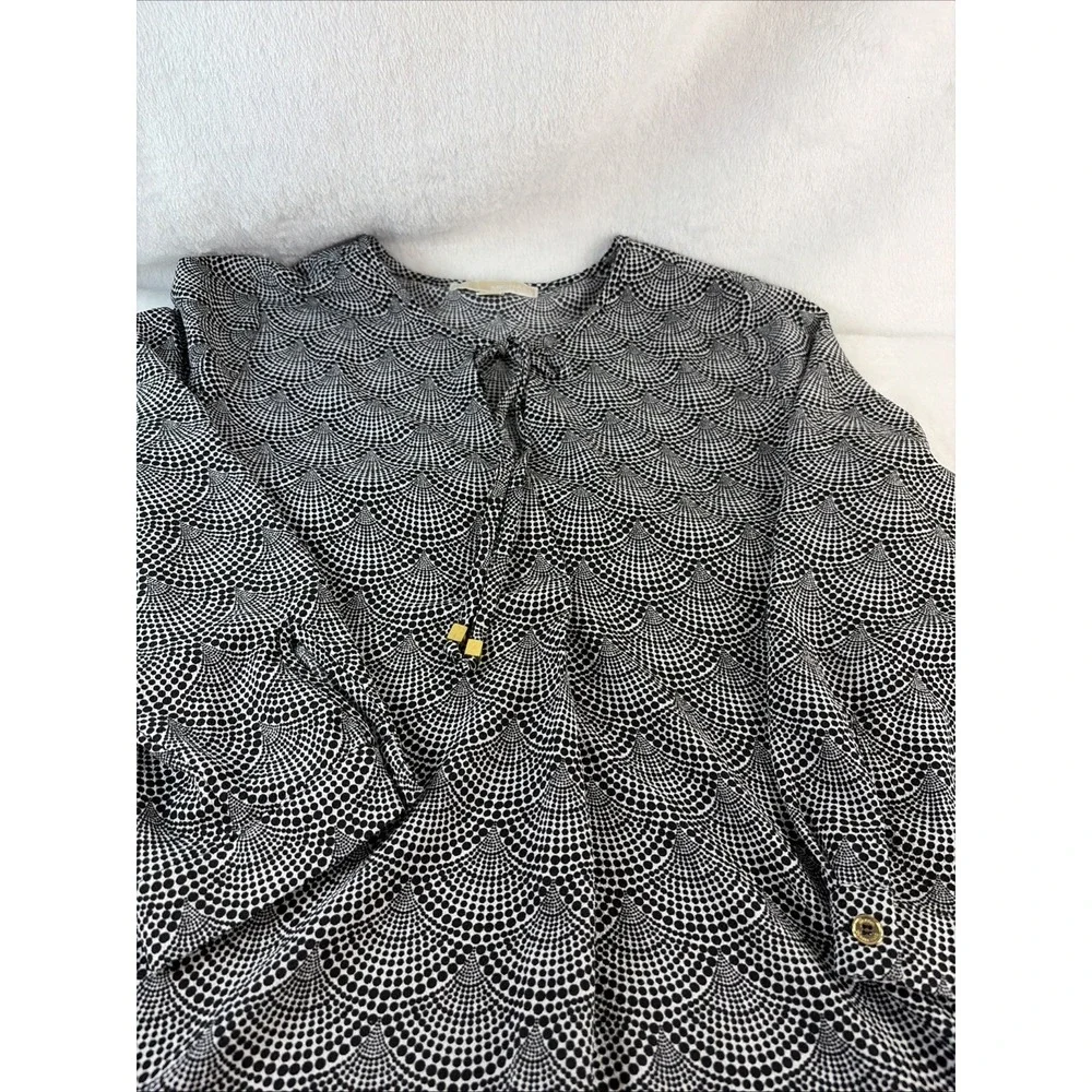 MICHAEL Michael Kors Geometric Scallop Keyhole Blouse Black White M Career Mod